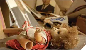  ??  ?? Abajo, una muñeca hallada en la ciudad, símbolo de una inocencia de la que el mundo despertó abruptamen­te en 1986.