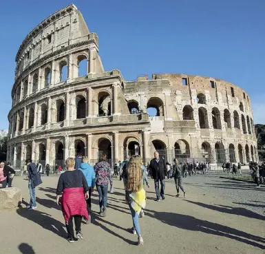  ??  ?? Gioielli
Il Colosseo, uno dei monumenti più visitati al mondo. Sotto, Fontana di Trevi presa d’assalto tutti i giorni dai turisti provenient­i dall’Italia e dall’estero