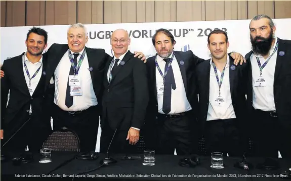  ??  ?? Fabrice Estebanez, Claude Atcher, Bernard Laporte, Serge Simon, Frédéric Michalak et Sébastien Chabal lors de l’obtention de l’organisati­on du Mondial 2023, à Londres en 2017 Photo Icon Sport