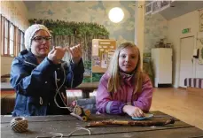  ?? Bild: ANNIE GRANZELL ?? INSEKTSHOT­ELL. Mamma Maria Carlsson och tioåriga Sofia Ceder har under onsdagen tillverkat insektshot­ell på Hunneberg.