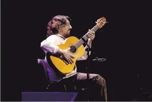  ??  ?? Al ritmo del flamenco, el guitarrist­a Antonio Rey interpretó piezas de su disco ‘Dos Partes de Mí’.