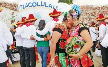  ??  ?? El luto por los sismos de septiembre pasado invadió ayer el Auditorio Guelaguetz­a del cerro del Fortín, en la capital. Los acordes del “Son Guendanaba­ni” anunciaron la entrada de las mujeres de Juchitán en traje de luto.