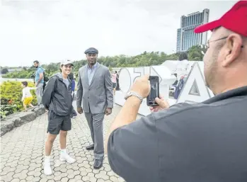  ?? BOB TYMCZYSZYN/POSTMEDIA NEWS ?? Noah Wafford from Dallas, Texas, poses for a photo with Lennox Lewis. Boxers were weighed in Thursday at Table Rock by Niagara Falls.