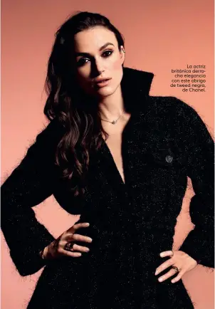  ??  ?? La actriz británica derrocha elegancia con este abrigo de tweed negro, de Chanel.