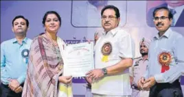  ?? PARDEEP PANDIT/HT ?? Punjab education minister OP Soni honouring Ladwinder Kaur, an ETT teacher at Gurdaspur, during a statelevel function on Teachers’ Day in Jalandhar on Thursday.