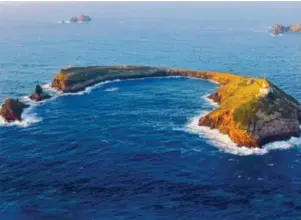  ?? Foto: Fremdenver­kehrsamt Castellon ?? Die Hauptinsel von Columbrete­s: Wie ein Hufeisen liegt die Illa Grossa im Meer.