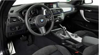  ??  ?? L’abitacolo ti accoglie con una posizione di guida tipicament­e BMW