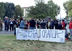  ??  ?? La manifestaz­ione dei comitati «salviamo la Fortezza»