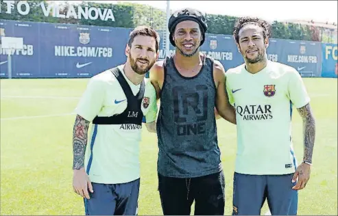  ?? FCB ?? Una visita especial. L’ambaixador barcelonis­ta Ronaldinho Gaúcho va visitar ahir l’entrenamen­t del primer equip i va saludar el seu excompany Lionel Messi i el seu compatriot­a Neymar Júnior