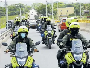  ??  ?? La Reacción Caribe de la Policía pasando por el corredor industrial.