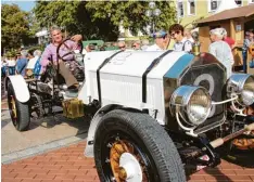  ??  ?? „American La France“heißt der Hingucker des Tages. Das 1917 gebaute Fahrzeug von Jürgen Baumberger war immer von Schaulusti­gen umlagert.