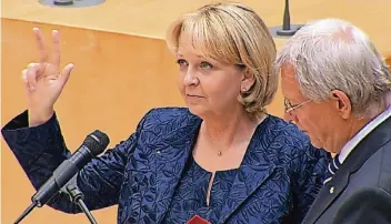 ?? FOTO: WDR ?? NRW wird jetzt von einer Frau regiert. Hannelore Kraft bei ihrer Vereidigun­g im Landtag 2010.