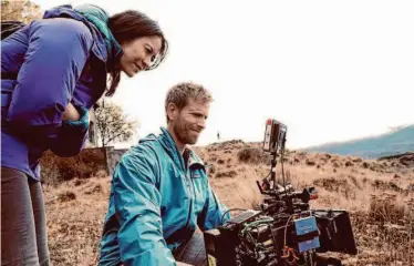  ?? National Geographic Documentar­y Films ?? Co-director Chai Vasarhelyi (left) and cinematogr­apher Clair Popkin review footage from a camera’s monitor. “Wild Life” is a stirring portrait of two world-renowned conservati­onists.