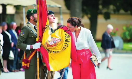  ?? SHOOTING ?? Una ciudadana jura bandera en Barcelona en un acto celebrado en 2019