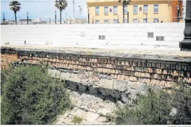  ?? LOURDES DE VICENTE ?? Imagen de la muralla en el Campo del Sur, a la altura del colegio de la Mirandilla.