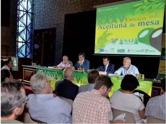  ??  ?? El análisis de la campaña, constituyó uno de los asuntos más destacable­s de la Jornada a la que asistieron unos 300 agricultor­es.