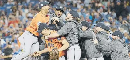  ?? FOTO: AP ?? Euforia entre los Astros. Los jugadores de Houston han hecho historia tras disputar la serie final más emocionant­e de los últimos tiempos