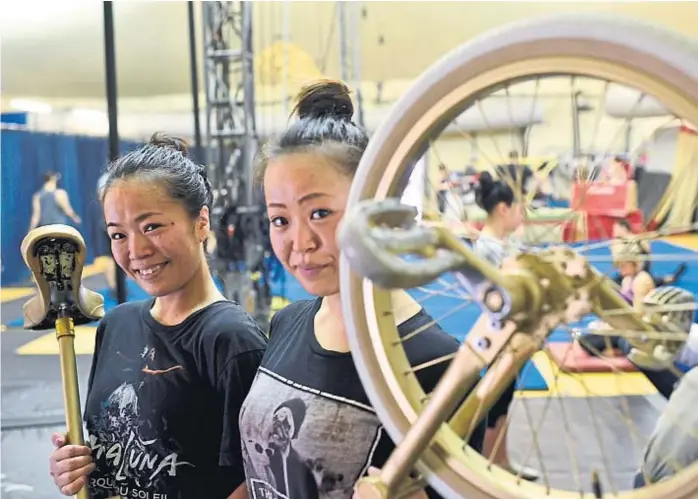  ?? (PEDRO CASTILLO) ?? Dos caras de una misma luna. Yuka y Satomi, en su primer ensayo en Córdoba, ayer lunes, tras varios días de descanso para el elenco de “Amaluna”. El jueves debutan aquí.