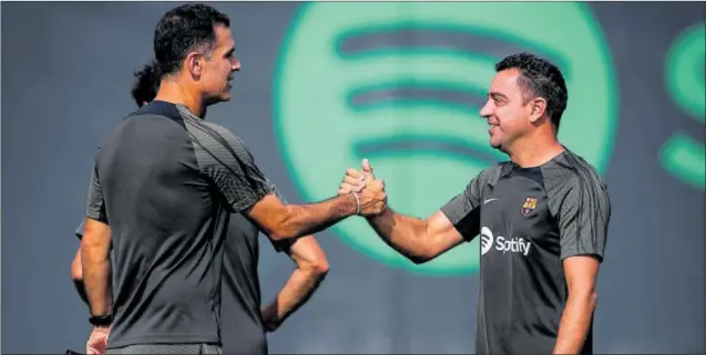  ?? ?? Rafa Márquez y Xavi se saludan en la Ciutat Esportiva.