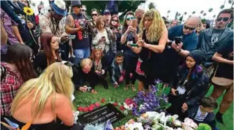  ??  ?? Fans visit the grave of Chris Cornell at Hollywood Forever Cemetery following a funeral service earlier in the day for the Soundgarde­n frontman.