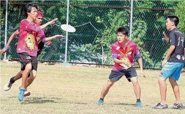  ??  ?? Ultimate frisbee is a good sport to train your hand-eye coordinati­on.