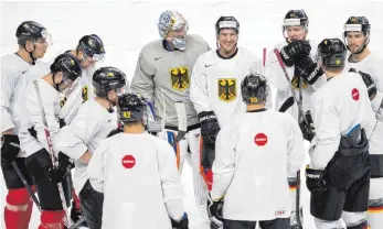 ?? FOTO: DPA ?? Die deutsche Eishockey-Nationalma­nnschaft beim Training in Köln.