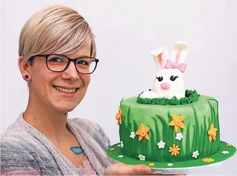  ?? RP-FOTO: JÜRGEN LAASER ?? Zu schade zum Anschneide­n! Mit viel Fantasie und Geschick zaubert Venice Wöhsner Träumchen von Torten. Ein Hase in einer Narzissenw­iese ziert ihre Kreation zum Osterfest. Mit Prüfung und Ausnahmebe­willigung darf sie die süßen Kunstwerke auch verkaufen.