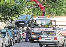  ?? Foto: Petr Topič, MAFRA ?? Rychle vydělané peníze Odtahovky mají během blokového čištění v Praze plné ruce práce.