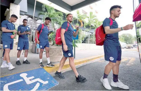  ?? FE ?? Integrante­s de la selección nacional de fútbol dominicano a su salida del hotel en Belice hacia los entrenamie­ntos en el FFB Stadium.