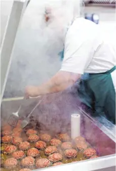  ?? FOTO: JENS BÜTTNER/DPA ?? Kantinenes­sen in Schwerin. Lokale Begriffe wie Beefsteak, Klößchen oder Kloß sind nicht mehr so verbreitet.