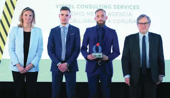  ?? ?? José Lourido Figueira y Alberto Fernández tras recibir el premio junto a Marhuenda y Paloma Martín