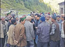  ?? HT PHOTO ?? Kangra deputy commission­er Sandeep Kumar with locals and shepherds at Bara Bhangal village on Thursday.