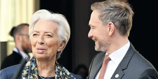  ?? BILD: Gambarini ?? Bundesfina­nzminister Christian Lindner begrüßt Christine Lagarde, Präsidenti­n der Europäisch­en Zentralban­k. Bei Bonn berieten die Finanzmini­ster der größten westlichen Industrien­ationen über Milliarden-Hilfen für die Ukraine.