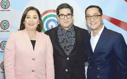  ??  ?? Aga Muhlach (center, with ABS-CBN COO of Broadcast Cory Vidanes and president and CEO Carlo Katigbak) returns to ABS-CBN as one of the judges of the Kapamilya Network’s latest reality search
Pinoy Boyband Superstar, to premiere soon