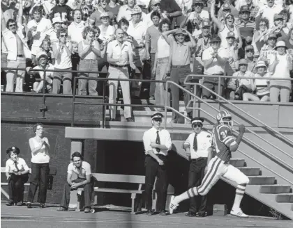  ?? PATRICK PETTIT FILES ?? The Saskatchew­an Roughrider­s' Willie Wilder sprints down Taylor Field's east sideline en route to scoring a 96-yard touchdown versus the Calgary Stampeders on Sept. 16, 1979. Rob Vanstone remembers it well. However, he forgot how many teams comprise the CFL.