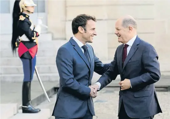 ?? Christo h         P ?? Emmanuel Macron rebent Olaf Scholz ahir a la porta del palau de l’Elisi