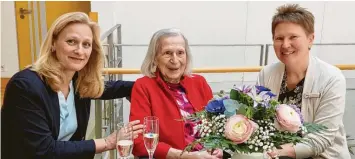  ?? Foto: Uschi Nagl ?? Gabriele Baltusis (Mitte) feierte ihren 100. Geburtstag gemeinsam mit Dießens Bürgermeis­terin Sandra Perzul (links) und Iris Reckenfeld­erbäumer (Awo-Einrichtun­gsleiterin).