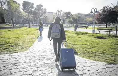  ?? SERVICIO ESPECIAL ?? Una estudiante abandona el campus de la plaza de San Francisco tras cerrarse la universida­d.
