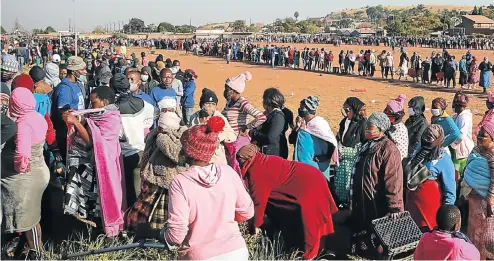  ?? Picture: Sebabatso Mosamo ?? People queue to collect food parcels donated by community organisati­ons and businesses at the Iterileng informal settlement near Laudium in Pretoria.