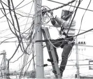  ?? ARCHIVO ?? Un operario de Electricar­ibe repara una red eléctrica.