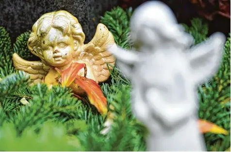  ?? Foto: Patrick Pleul, dpa ?? Engelchen als Grabdekora­tion wirken gerade jetzt, wo es auf Weihnachte­n zugeht, schön. Doch nicht alles, was den Angehörige­n gefällt, ist auf einem Friedhof auch erlaubt. Denn auch dort gibt es Regeln. Doch allzu streng sollten die nicht sein, meint...