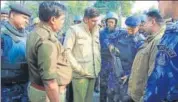  ?? MAHIPAL SINGH/HT PHOTO ?? ▪ SSP (Aligarh) Aakash Kulhari supervisin­g security arrangemen­ts including deployment of Rapid Action Force at the AMU Circle on Thursday.