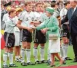  ??  ?? 1996 in England: Die Queen begrüßt die deutsche Elf (v.l.): Thomas Häßler, Tho mas Helmer und Stefan Kuntz.