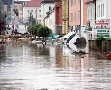  ?? Foto: Tobias Hase, dpa ?? 2. Juni 2016: Nach 37 Stunden Regen und einer verheerend­en Flutwelle steht das Wasser meterhoch in der Innenstadt von Sim bach am Inn.