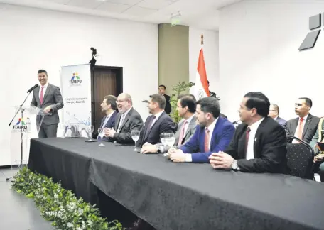  ?? ?? El mandatario Santiago Peña es quien encabeza las negociacio­nes con Brasil. En la imagen, junto con el director brasileño de Itaipú, Enio Verri, quien participó de la posesión de cargo de Justo Zacarías como director, así como el titular de la ANDE, Ing. Félix Sosa.