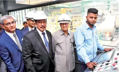  ?? -Gambar Bernama ?? DR Mahathir (dua, kanan) melawat kawasan kilang Metrod Holdings Bhd selepas merasmikan kilang tersebut di Bukit Raja Prime Industri Park, pada Isnin.Turut hadir Pengasas Metrod Holdings Berhad Apurv Bagri (kiri).