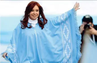  ??  ?? Cristina Fernandez Kirchner, 66 anni, candidata alla vicepresid­enza argentina, durante la chiusura della campagna elettorale