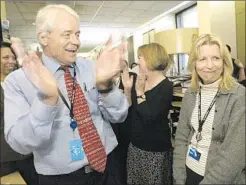  ?? Mel Melcon
Los Angeles Times ?? A GENTEEL, TENACIOUS EDITOR John Carroll applauds after the announceme­nt that Times reporter Kim Murphy, right, had won the 2005 Pulitzer Prize for internatio­nal reporting.