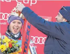  ?? FOTO: DPA ?? Viktoria Rebensburg bekommt nach ihrem Sieg vom ehemaligen italienisc­hen Skirennläu­fer Alberto Tomba eine Krone aufgesetzt.