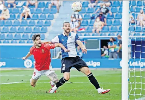  ??  ?? Así consiguió Fer Niño el único tanto del partido que dio la victoria al Mallorca en Mendizorrr­oza.